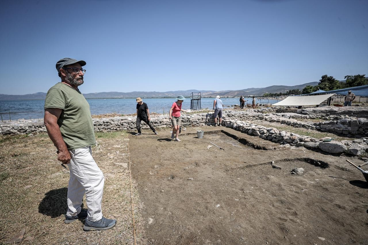 Βάση κίονα, κατάλοιπα τοίχου και πλακόστρωτου δαπέδου που ανήκουν στον Ναό του Αγίου Νεοφύτου, όπου διεξήχθη η Πρώτη Οικουμενική Σύνοδος της Νίκαιας, αποκαλύφθηκαν κατά τις συνεχιζόμενες αρχαιολογικές ανασκαφές στην περιοχή της Νίκαιας, στην Προύσα της Τουρκίας, 8 Ιουλίου 2026. (Φωτογραφία: Πρακτορείο Anadolu) 