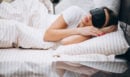 Ύπνος και καύσωνας: 8 επιστημονικά τεκμηριωμένοι τρόποι για να κοιμάστε καλύτερα όταν κάνει ζέστη
