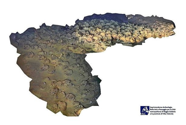 Άποψη τμήματος του αρχαίου φορτίου. Συνολικά καταμετρήθηκαν περισσότεροι από 300 αμφορείς. Πηγή: Υπουργείο Πολιτισμού / SABAP Reggio Calabria