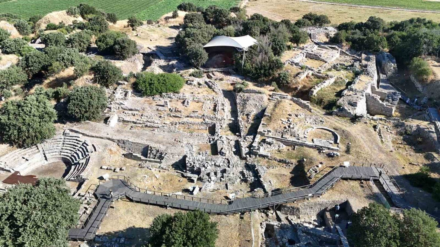 Αεροπορική άποψη του Αρχαιολογικού Χώρου της Τροίας στο Τσανάκκαλε, όπου οι αρχαιολόγοι επεκτείνουν τις ανασκαφές πέρα από τη νότια πύλη της Ύστερης Εποχής του Χαλκού για να ερευνήσουν την κάτω πόλη και τα στρώματα καταστροφής της Τροίας VI και της Τροίας VII. Φωτογραφία: İHA