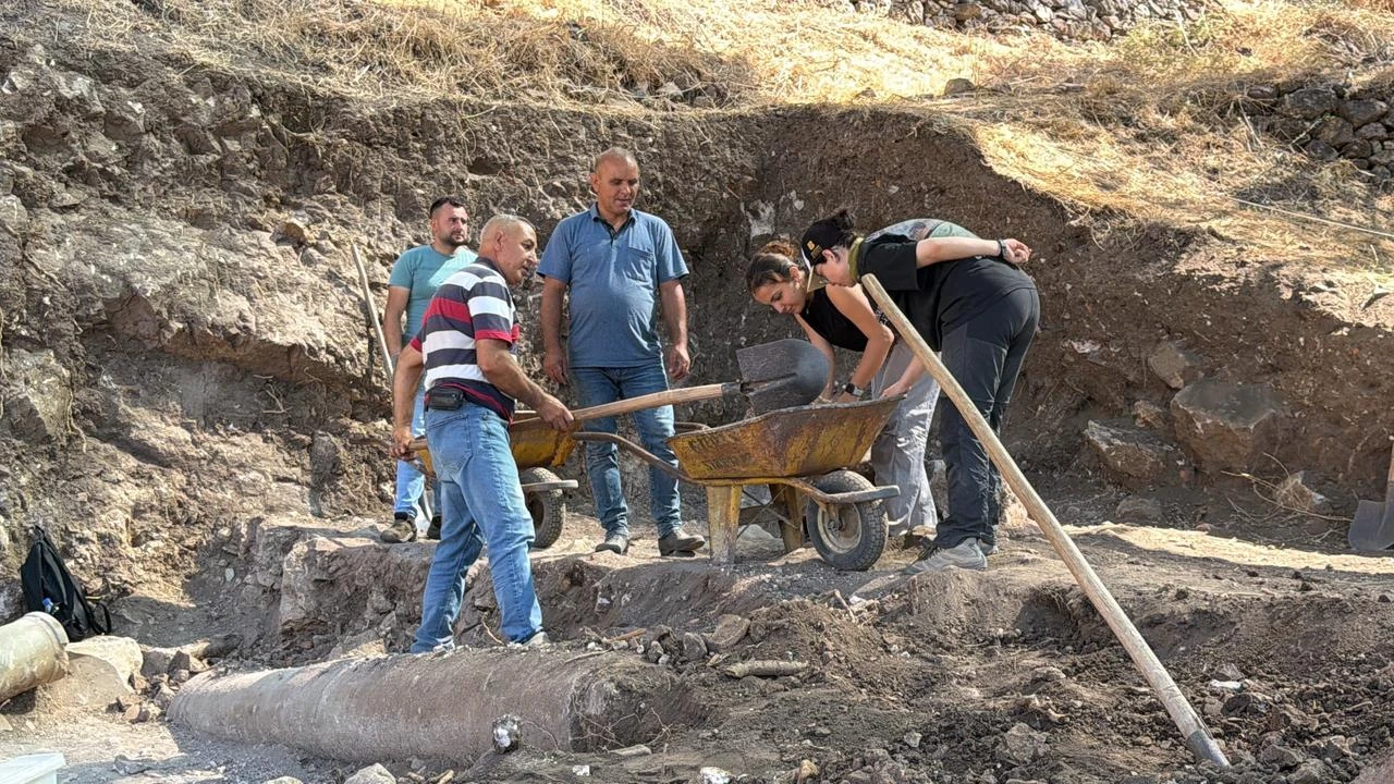 Αρχαιολόγοι πραγματοποιούν ανασκαφικές εργασίες στη θέση μιας εκκλησίας 1.600 ετών που αποκαλύπτεται στην αρχαία πόλη της Αντάνδρου στο Μπαλικεσίρ της δυτικής Τουρκίας. (Φωτογραφία: IHA) 