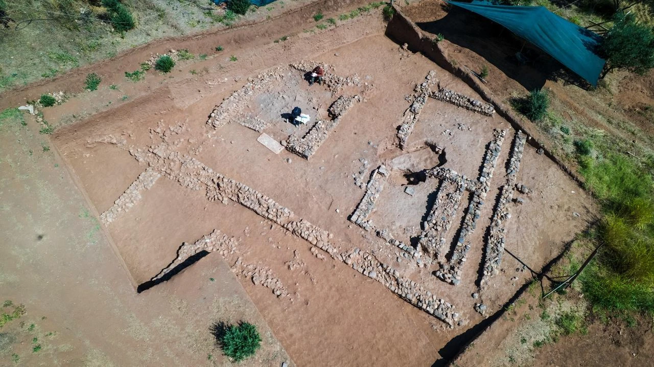 Άποψη από ψηλά δείχνει την περιοχή της ανασκαφής όπου ήρθαν στο φως οικιστικά κατάλοιπα της λυδικής περιόδου, στην αρχαία πόλη των Σάρδεων στη Μαγνησία της δυτικής Τουρκίας. (Φωτογραφία: IHA) 