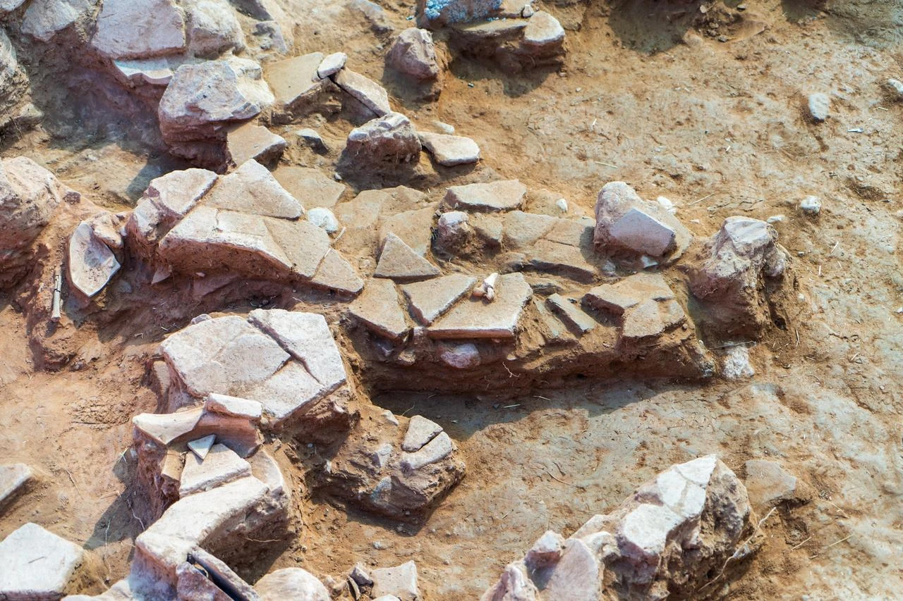 Λίθινα και κεραμικά κατάλοιπα που ήρθαν στο φως σε μια οικιστική περιοχή των Λυδών στις Σάρδεις προσφέρουν στοιχεία για την καθημερινή ζωή πριν από περίπου 2.500 χρόνια. (Φωτογραφία: IHA) 