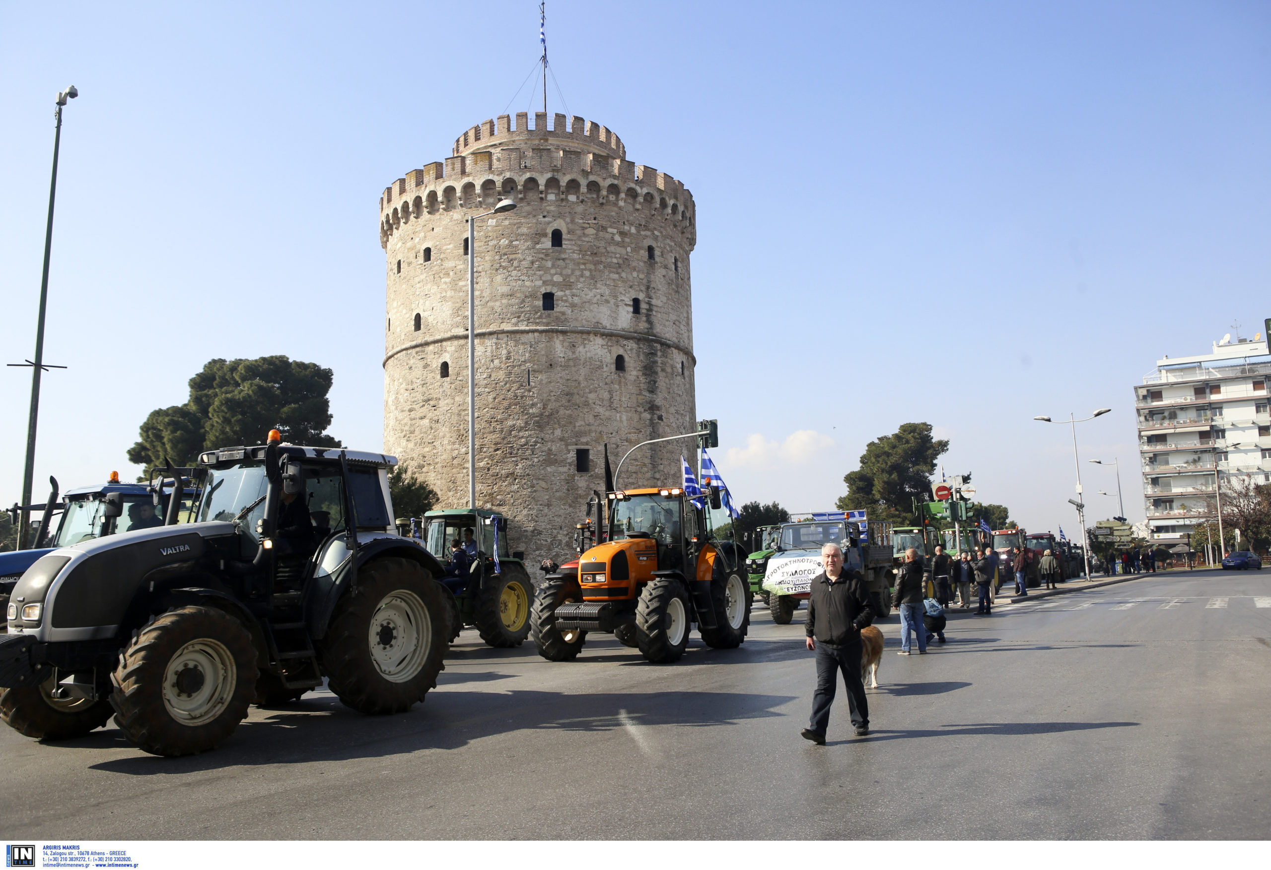 Θεσσαλονίκη: Στον Λευκό Πύργο με τα τρακτέρ τους οι αγρότες την ημέρα των εγκαινίων της 90ής ΔΕΘ