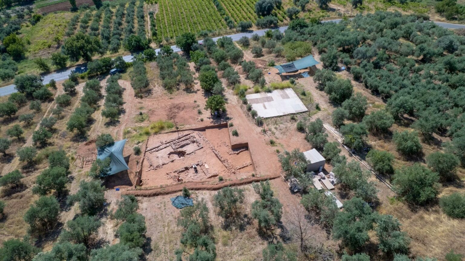 Εναέρια άποψη της περιοχής της ανασκαφής στις Σάρδεις, όπου μια συνοικία της λυδικής περιόδου ενσωματώθηκε μεταγενέστερα σε μια ελληνιστική νεκρόπολη. Πηγή: İHA (İhlas News Agency) 