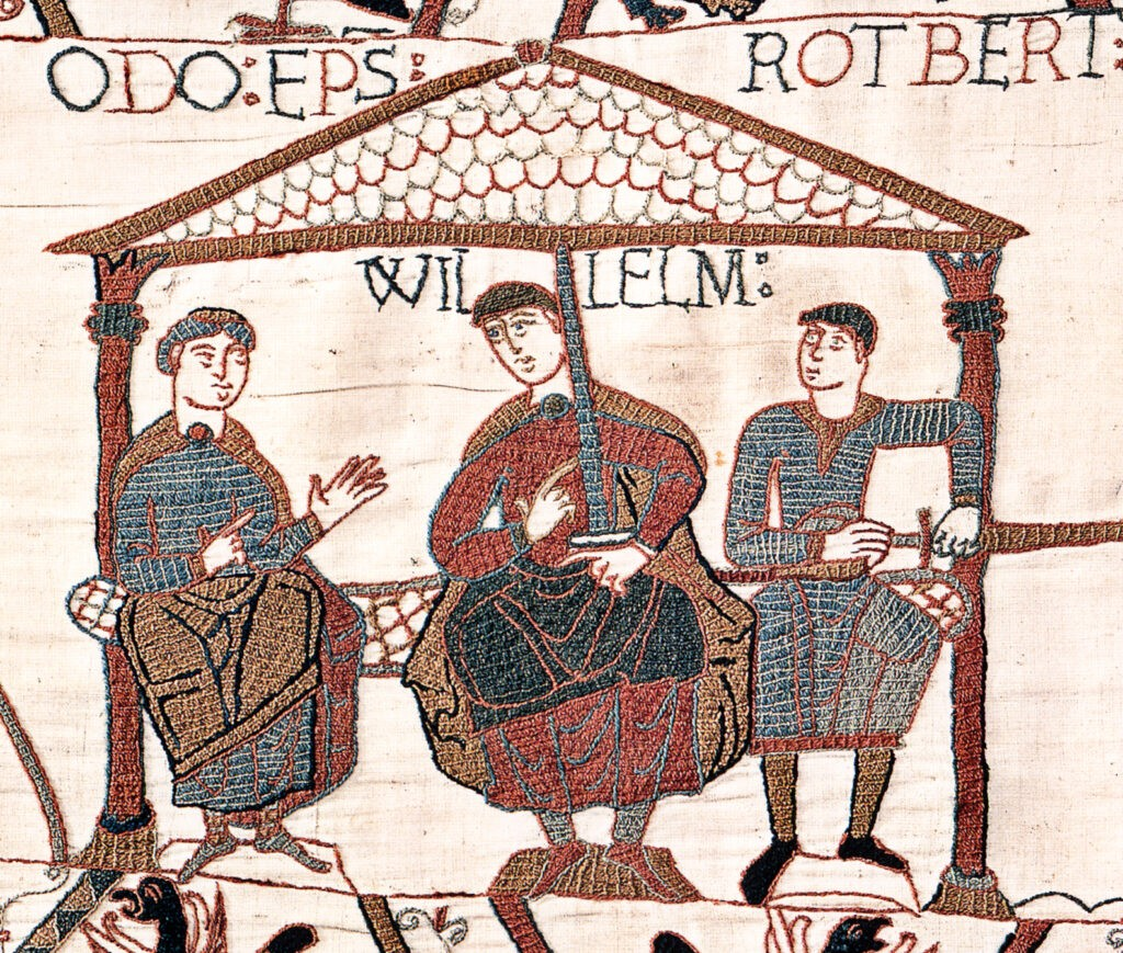 Εικόνα από την Ταπισερί του Μπαγιέ (Bayeux Tapestry) που δείχνει τον Γουλιέλμο με τους ετεροθαλείς αδελφούς του. Ο Γουλιέλμος βρίσκεται στο κέντρο, ο Όντο είναι αριστερά με άδεια χέρια και ο Ροβέρτος είναι δεξιά κρατώντας ένα σπαθί στο χέρι του. Πηγή: Public Domain