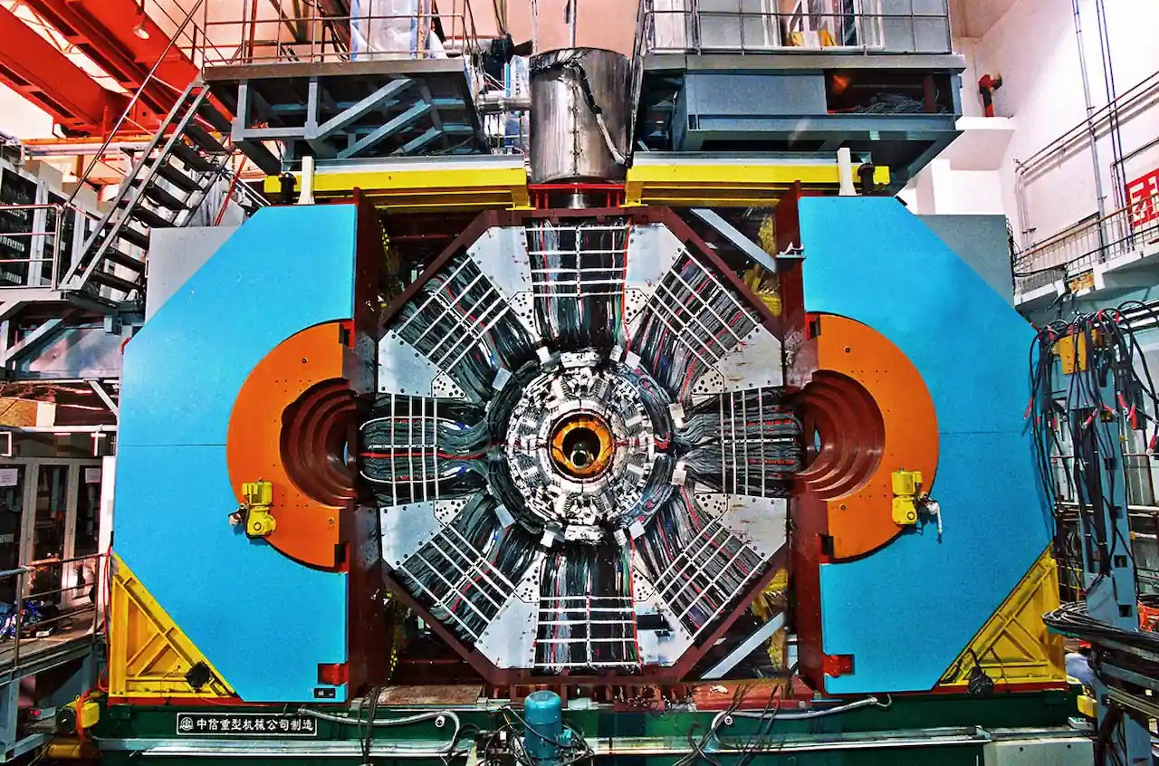 Το Φασματόμετρο του Πεκίνου III (Beijing Spectrometer III) παρείχε αποδείξεις για την ύπαρξη των «glueballs» (γλοιομπάλων), τα οποία αποτελούνται σχεδόν εξ ολοκλήρου από σωματίδια-φορείς δυνάμεων. Πηγή: BESIII Collaboration 