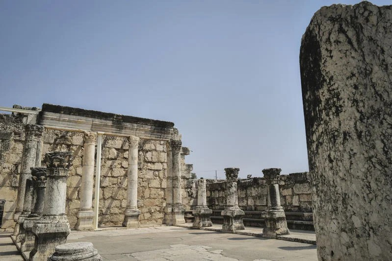 Η αρχαία συναγωγή στην Καπερναούμ, ένα αρχαίο ψαροχώρι στη βόρεια όχθη της Θάλασσας της Γαλιλαίας στο Ισραήλ, 14 Αυγούστου 2025. Φωτογραφία: Michael Giladi/Flash90 