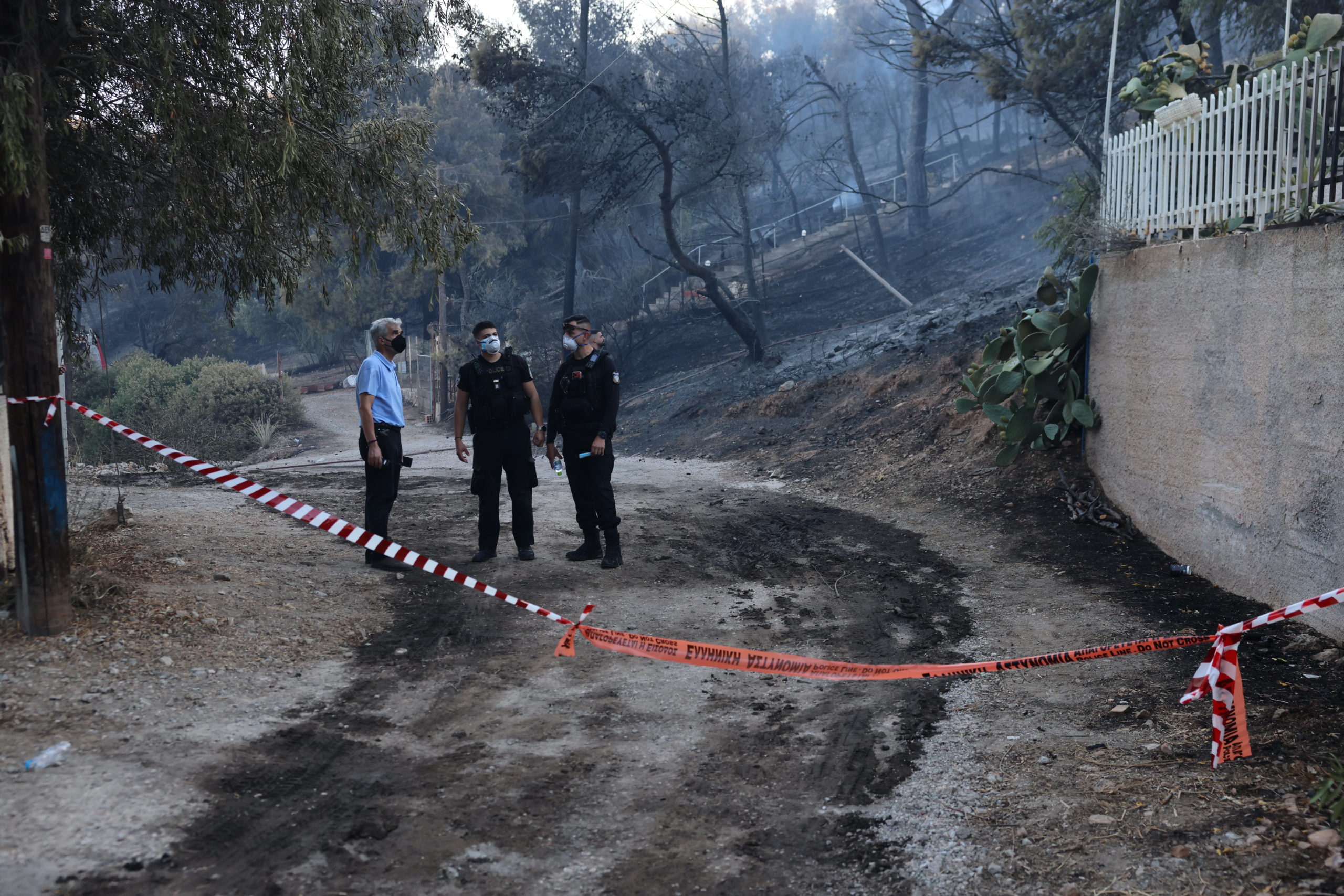 Φωτιές στη Σαλαμίνα: Δύο νεκροί, δέκα τραυματίες, καμένα σπίτια και αυτοκίνητα – Πού επικεντρώνονται οι έρευνες της Πυροσβεστικής