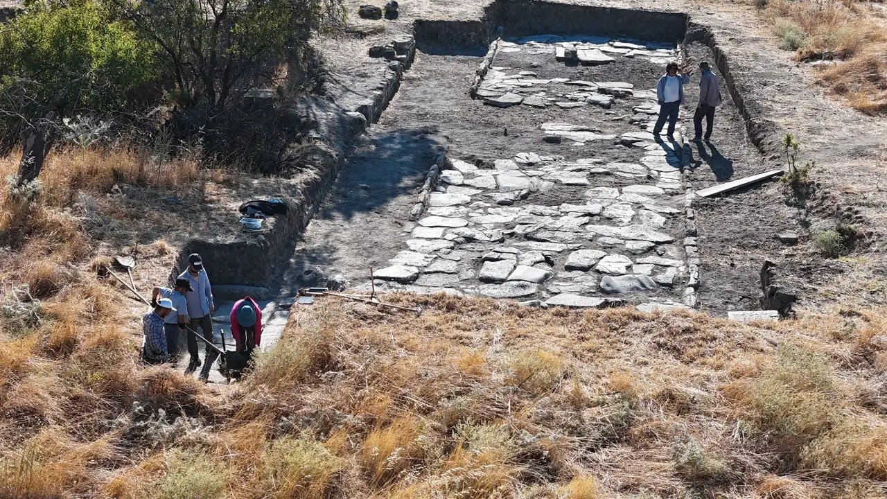 Ένα μερικώς αποκαλυφθέν τμήμα του δρόμου της ρωμαϊκής περιόδου στην Τροία, όπου οι ανασκαφικές εργασίες συνεχίζονται στην κάτω πόλη κατά την ανασκαφική περίοδο του 2026. Φωτογραφία: anatolianarchaeology