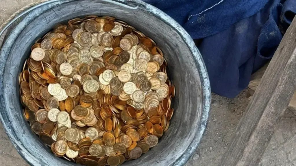 Εργάτες εντόπισαν κρυμμένο θησαυρό 9 εκατομμυρίων ευρώ σε χρυσά νομίσματα και ράβδους μέσα σε τοίχο κελαριού στο Βέλγιο. Φωτογραφία: Αστυνομία του Ντεντερμόντε