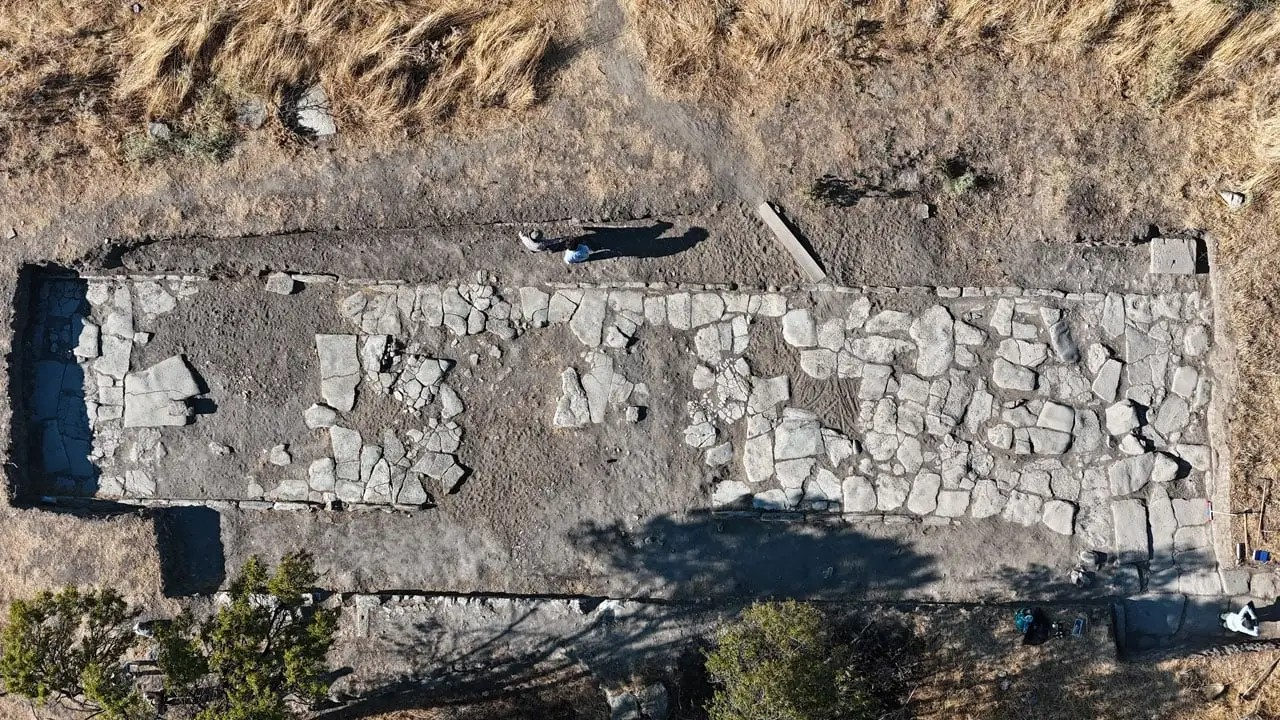 Αεροπορική άποψη του δρόμου της ρωμαϊκής περιόδου που ανασκάπτεται αυτή τη στιγμή στην κάτω πόλη της αρχαίας Τροίας, όπου οι αρχαιολόγοι χαρτογραφούν την πολεοδομική διάταξη του οικισμού. Φωτογραφία: anatolianarchaeology