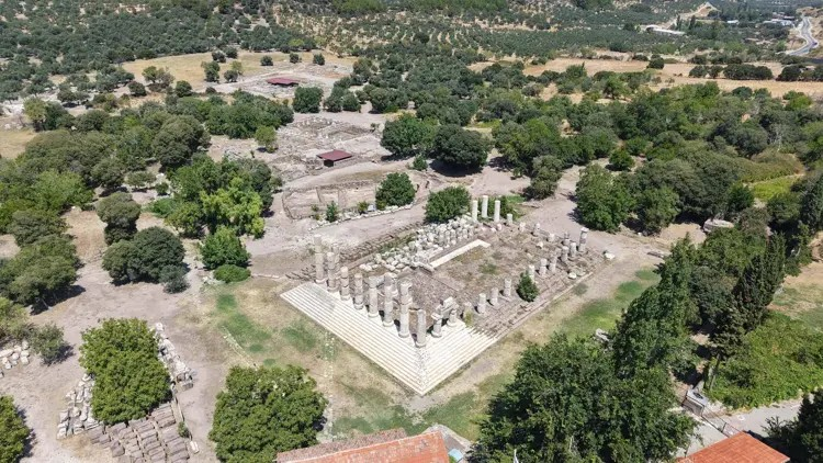 Αεροπορική άποψη του Ιερού του Απόλλωνα Σμινθέα στα Δαρδανέλια (Τρωάδα), όπου πραγματοποιούνται ανασκαφές στα Ρωμαϊκά Δυτικά Λουτρά. Πηγή: DHA
