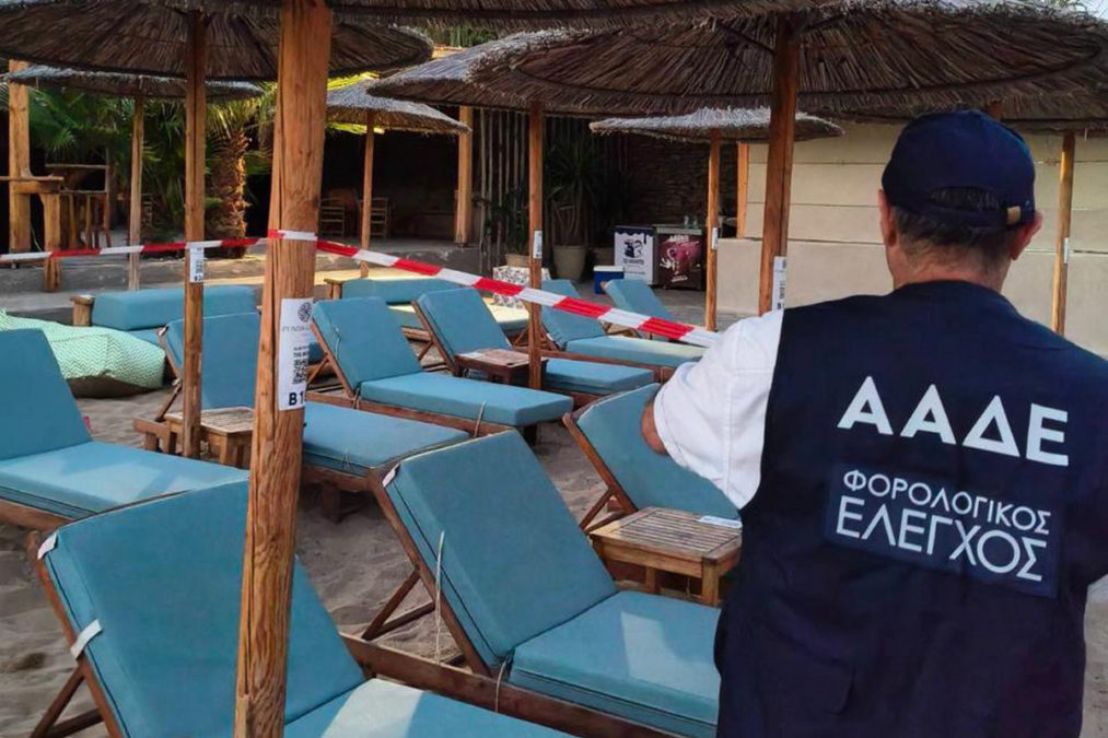 ΑΑΔΕ: 48ωρο λουκέτο και πρόστιμα σε γνωστό beach club της Πάρου για τη μη έκδοση 174 αποδείξεων – Παραβάσεις και σε Μύκονο, Σαντορίνη, Πόρο
