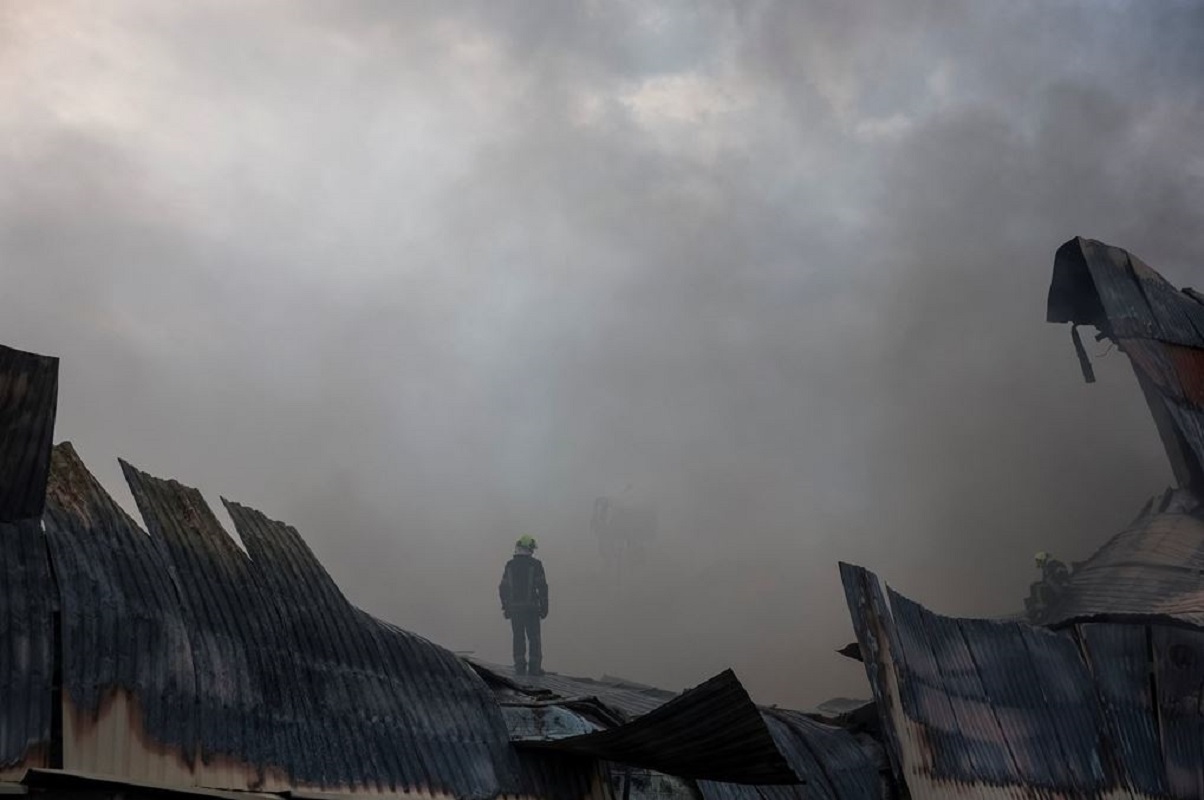 Πυροσβέστης σε αποθήκη τροφίμων στην περιφέρεια του Κιέβου, η οποία επλήγη από τη νυχτερινή ρωσική επίθεση. Φωτογραφία: Reuters