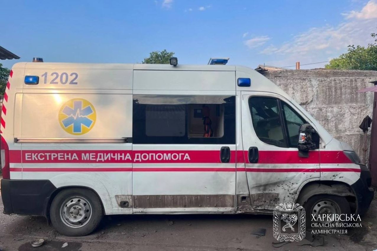 Ασθενοφόρο που υπέστη ζημιές από τη ρωσική επίθεση στην περιφέρεια του Χαρκόβου. Φωτογραφία: Περιφερειακή Στρατιωτική Διοίκηση Χαρκόβου