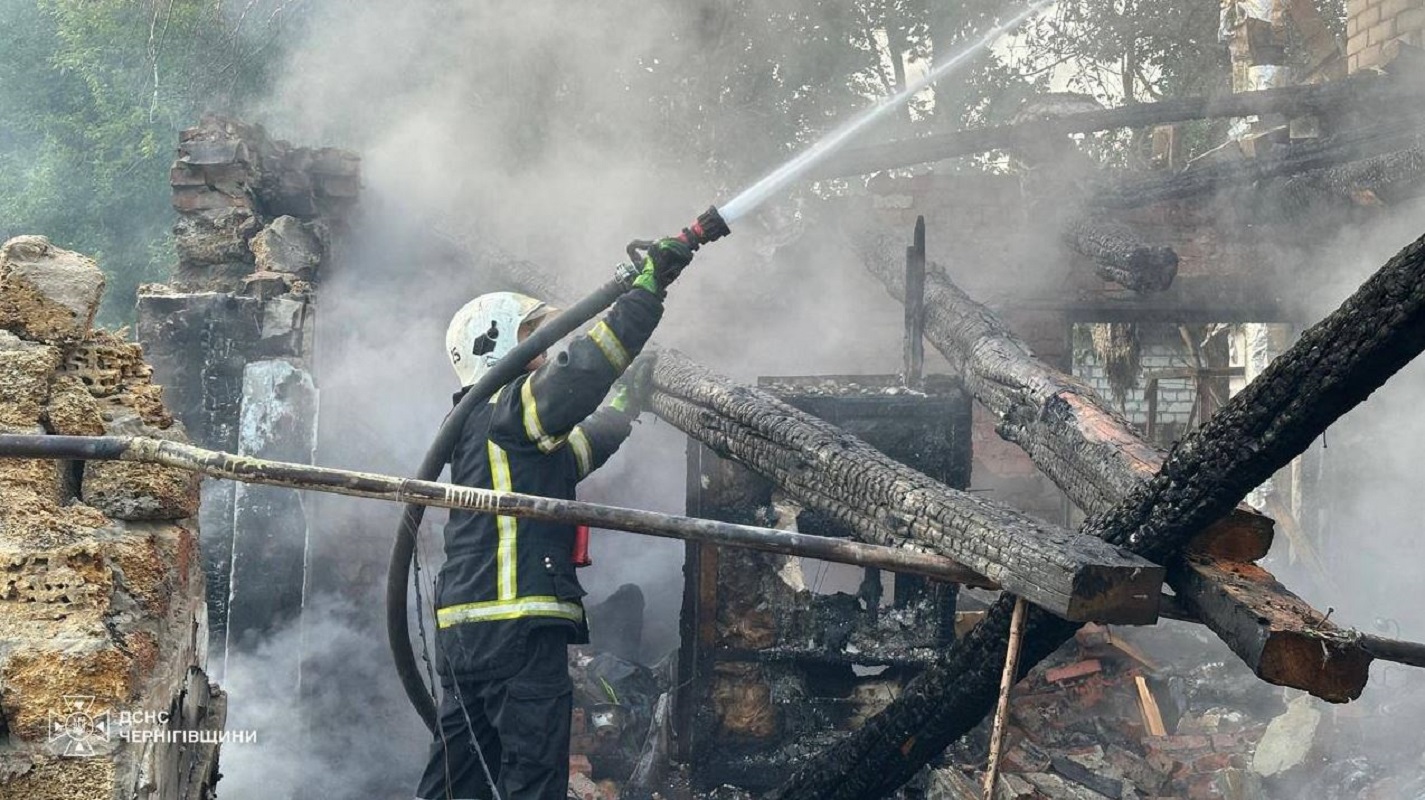 Πυροσβέστης επιχειρεί στην κατάσβεση φωτιάς σε κτίριο που καταστράφηκε έπειτα από ρωσική επίθεση στην περιφέρεια Τσερνίχιβ της Ουκρανίας. Φωτογραφία: Κρατική Υπηρεσία Εκτάκτων Αναγκών της Ουκρανίας / Telegram