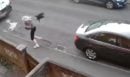 Βίντεο: Κοράκι επιτέθηκε σε γυναίκα πριν μπει στο αυτοκίνητό της - Σκόνταψε και χτύπησε το κεφάλι της