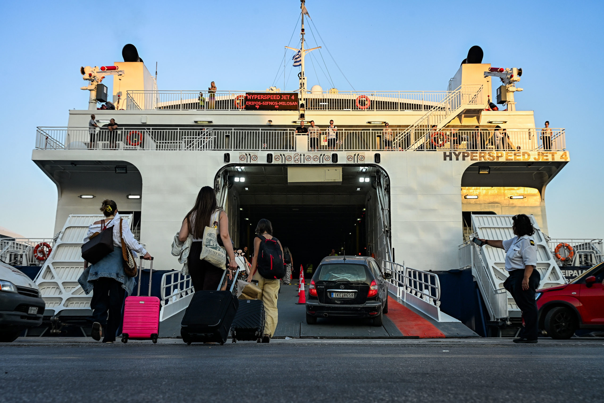 Όπου φύγει φύγει: Κορυφώνεται η έξοδος του Αυγούστου – Πάνω από 56.000 επιβάτες αναχωρούν σήμερα με πλοία, στο 100% η πληρότητα για Κυκλάδες