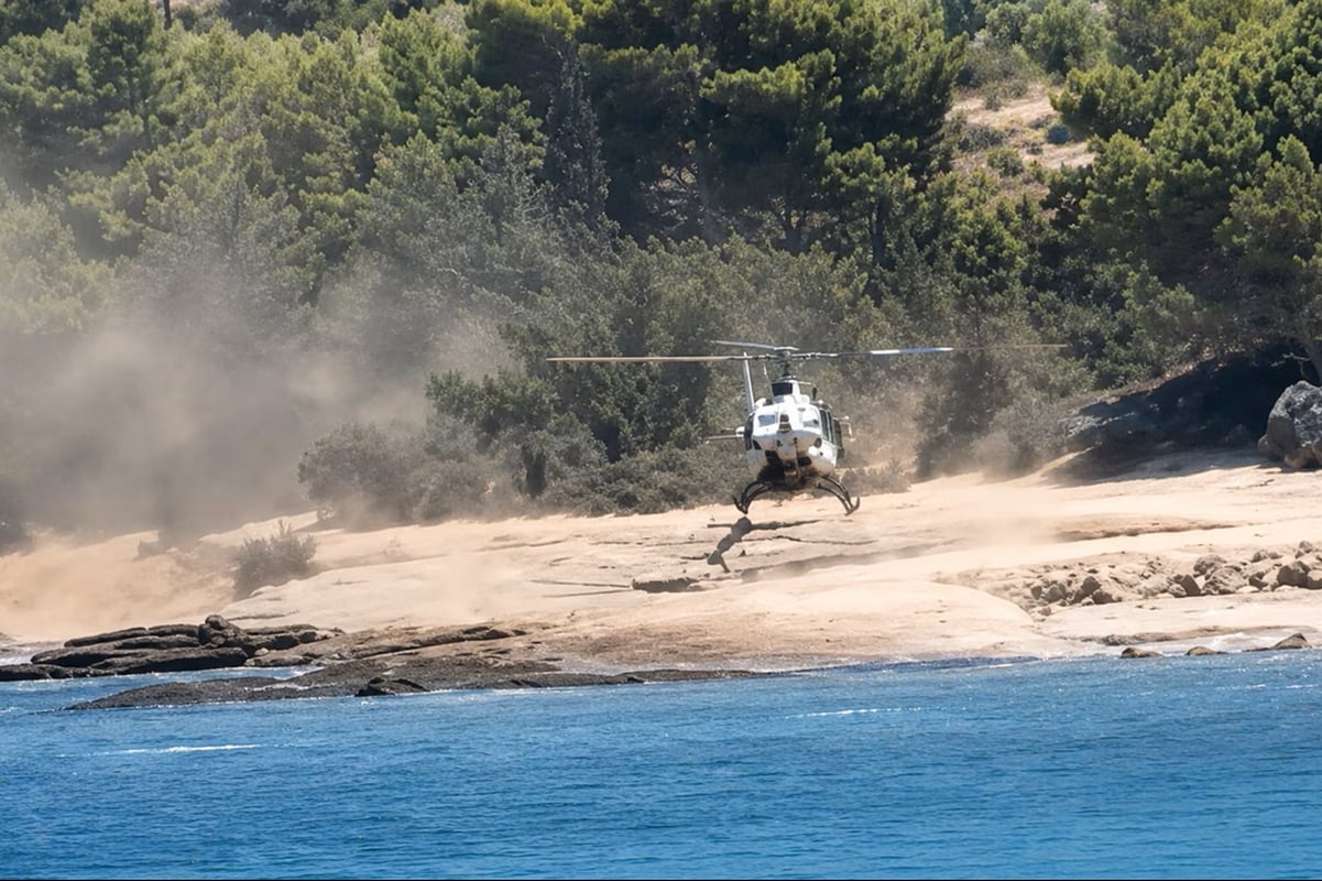 Σπέτσες: Ελικόπτερο προσγειώθηκε στη Ζωγεριά ανάμεσα σε λουόμενους – Εισαγγελική παρέμβαση, δείτε βίντεο