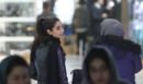 Ιράν: Οι γυναίκες πετούν τη μαντίλα και αψηφούν τους σκληροπυρηνικούς παρά τις απειλές και τις διώξεις – Αντίθετος στην επιβολή ο Πεζεσκιάν