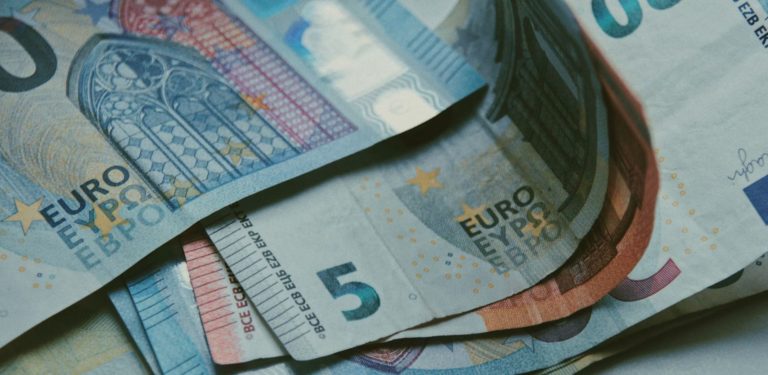 IRIS: Στο στόχαστρο της ΑΑΔΕ και οι μεταφορές μικρών ποσών – Τι ισχύει για χαρτζιλίκια, γονικές παροχές και δωρεές