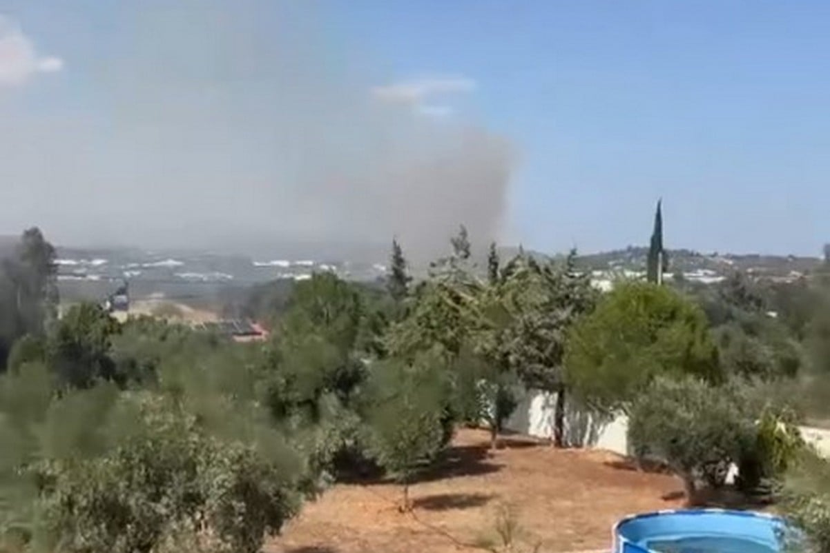 Κορωπί: Φωτιά σε έκταση με χαμηλή βλάστηση – Ισχυρές επίγειες και εναέριες δυνάμεις στο σημείο, μήνυμα από το 112