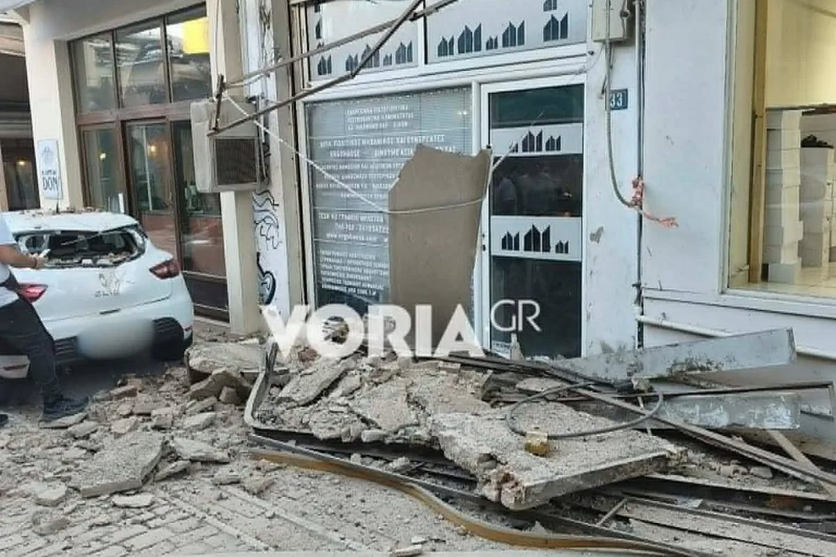 Κατέρρευσε τμήμα μπαλκονιού στο κέντρο της Θεσσαλονίκης – Τσιμεντένια κομμάτια έπεσαν πάνω σε σταθμευμένο αυτοκίνητο