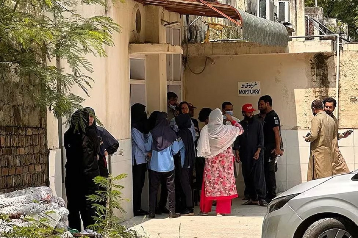 Συγγενείς των θυμάτων έχουν συγκεντρωθεί έξω από το νεκροτομείο του νοσοκομείου Pakistan Institute of Medical Sciences (PIMS), μετά τη φονική πυρκαγιά στο Ισλαμαμπάντ του Πακιστάν. Φωτογραφία: EFE/EPA/SOHAIL SHAHZAD