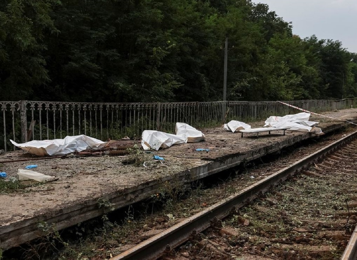 Εικόνα από τον σιδηροδρομικό σταθμό του Κβίτνεβε μετά τη φονική ρωσική επίθεση. Φωτογραφία: Reuters