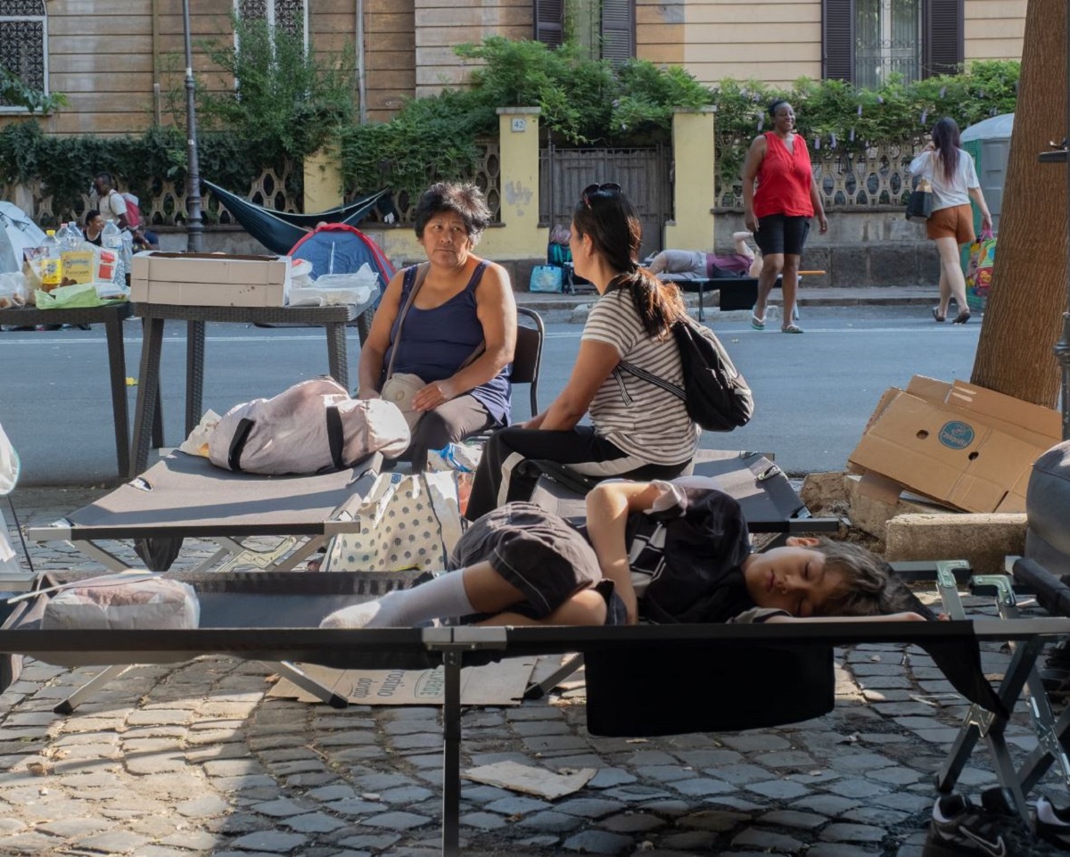 Περισσότεροι από 200 άνθρωποι κοιμούνται σε σκηνές έξω από το κτίριο του Spin Time Labs, ενώ άλλοι φιλοξενούνται από φίλους και συγγενείς. Φωτογραφία: Claudia Deganutti