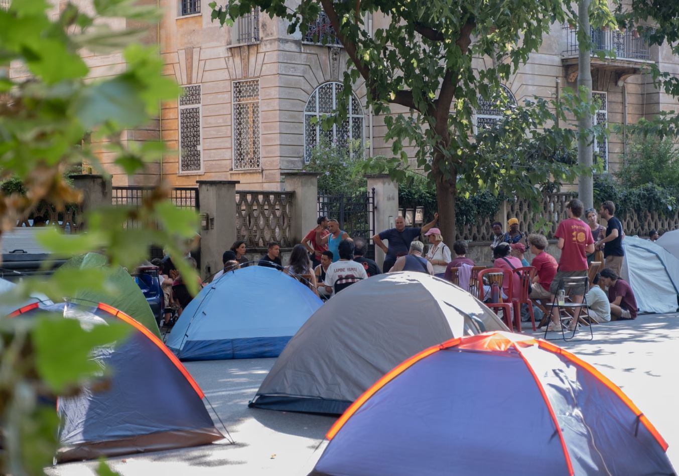 Πρώην κάτοικοι του κτιρίου Spin Time Labs κοιμούνται σε σκηνές στη Ρώμη, εν μέσω ακραίων θερμοκρασιών. Φωτογραφία: Claudia Deganutti