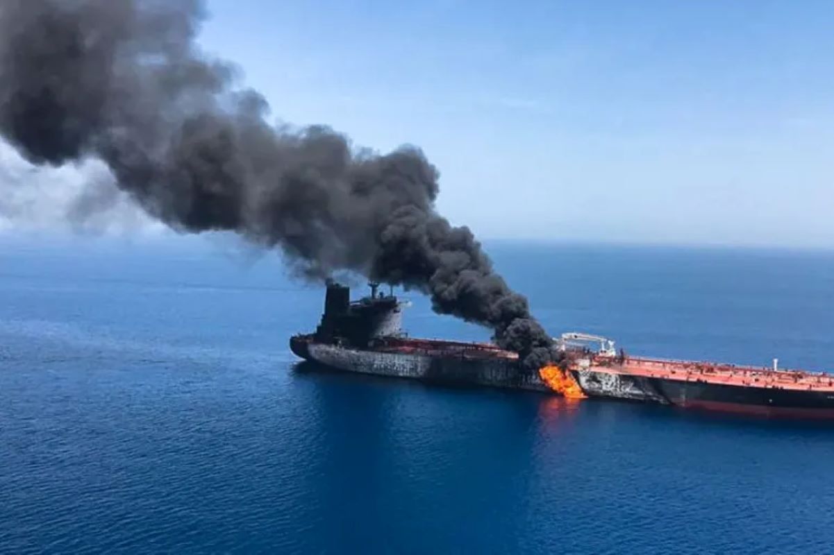 Ερυθρά Θάλασσα: Στις φλόγες σαουδαραβικό πετρελαιοφόρο έπειτα από επίθεση στα ανοιχτά του Γιανμπού