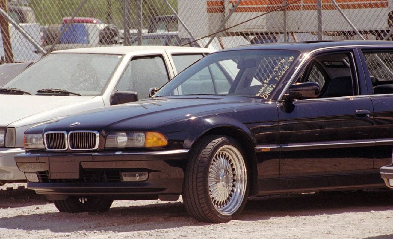 Η μαύρη BMW που κατασχέθηκε από την αστυνομία του Λας Βέγκας την επομένη των πυροβολισμών. Φωτογραφία: AP / Lennox McLendon, 1996