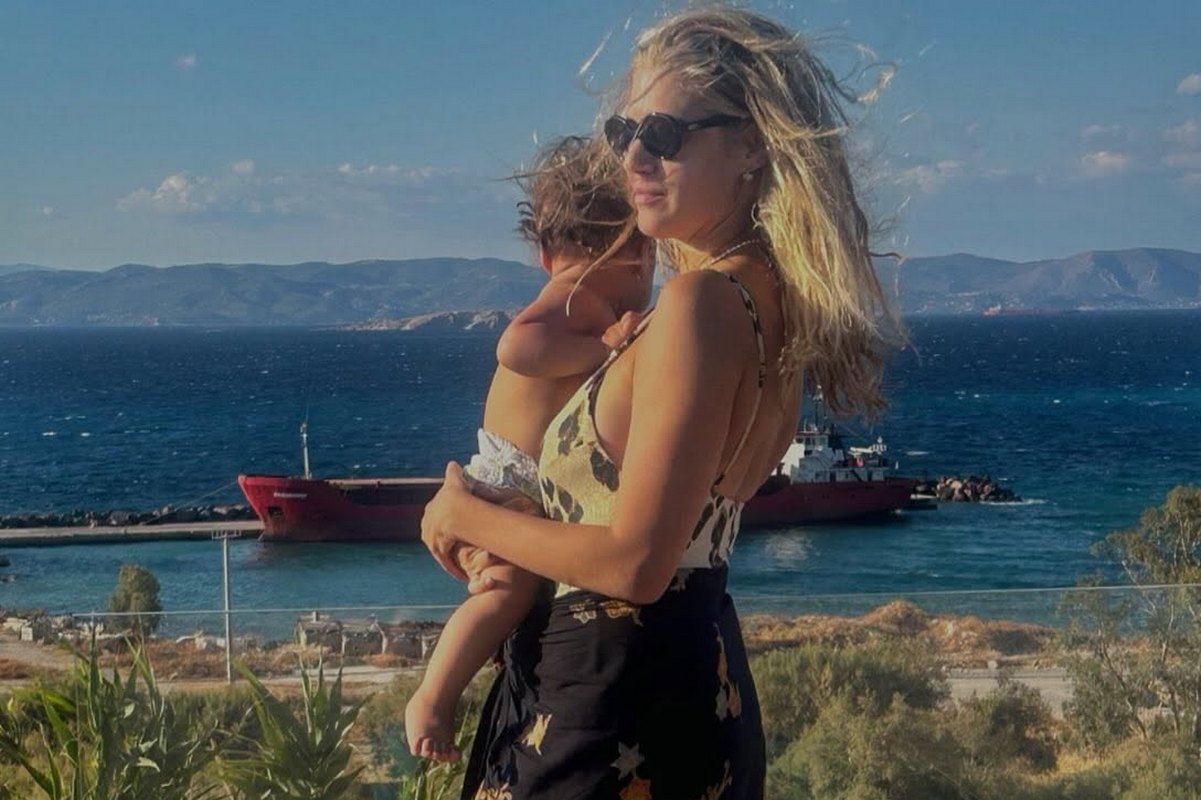 Τζένη Θεωνά: Η τρυφερή φωτογραφία με τον γιο της μπροστά στη θάλασσα