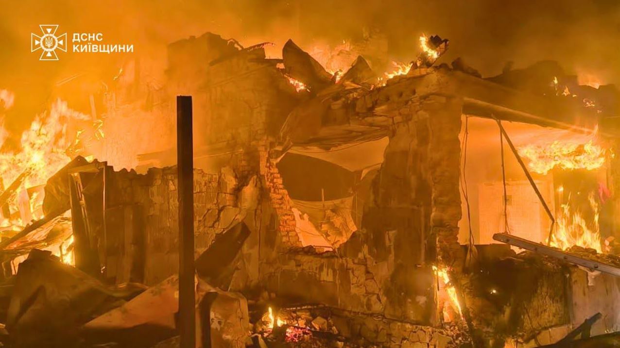 Κατεστραμμένο κτίριο παραδίδεται στις φλόγες μετά τα ρωσικά πλήγματα στην περιφέρεια του Κιέβου. Φωτογραφία: Κρατική Υπηρεσία Εκτάκτων Αναγκών της Ουκρανίας (DSNS)