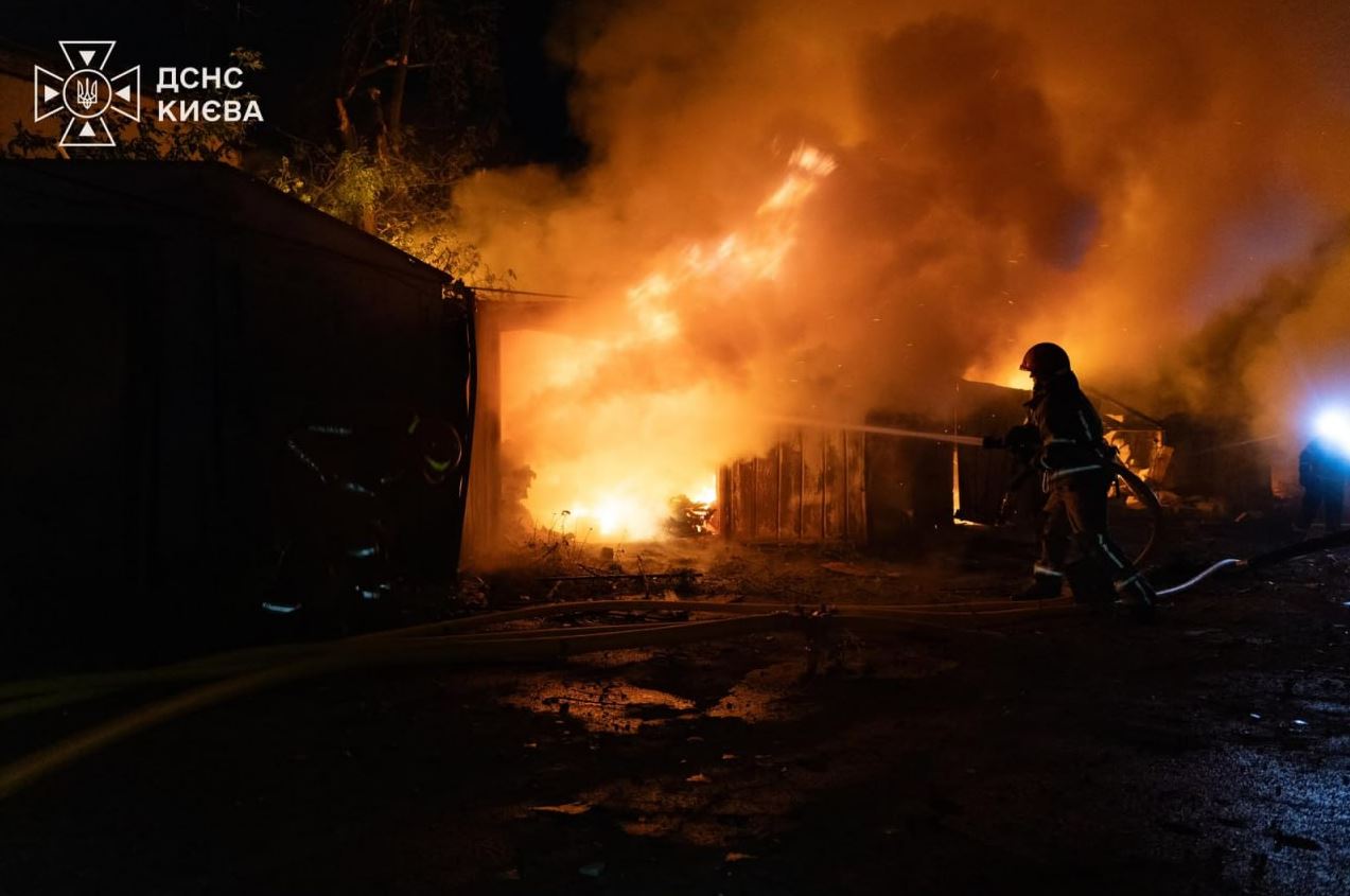 Πυροσβέστης επιχειρεί για την κατάσβεση μεγάλης πυρκαγιάς που ξέσπασε έπειτα από τη ρωσική επίθεση στο Κίεβο. Φωτογραφία: Κρατική Υπηρεσία Εκτάκτων Αναγκών της Ουκρανίας (DSNS)
