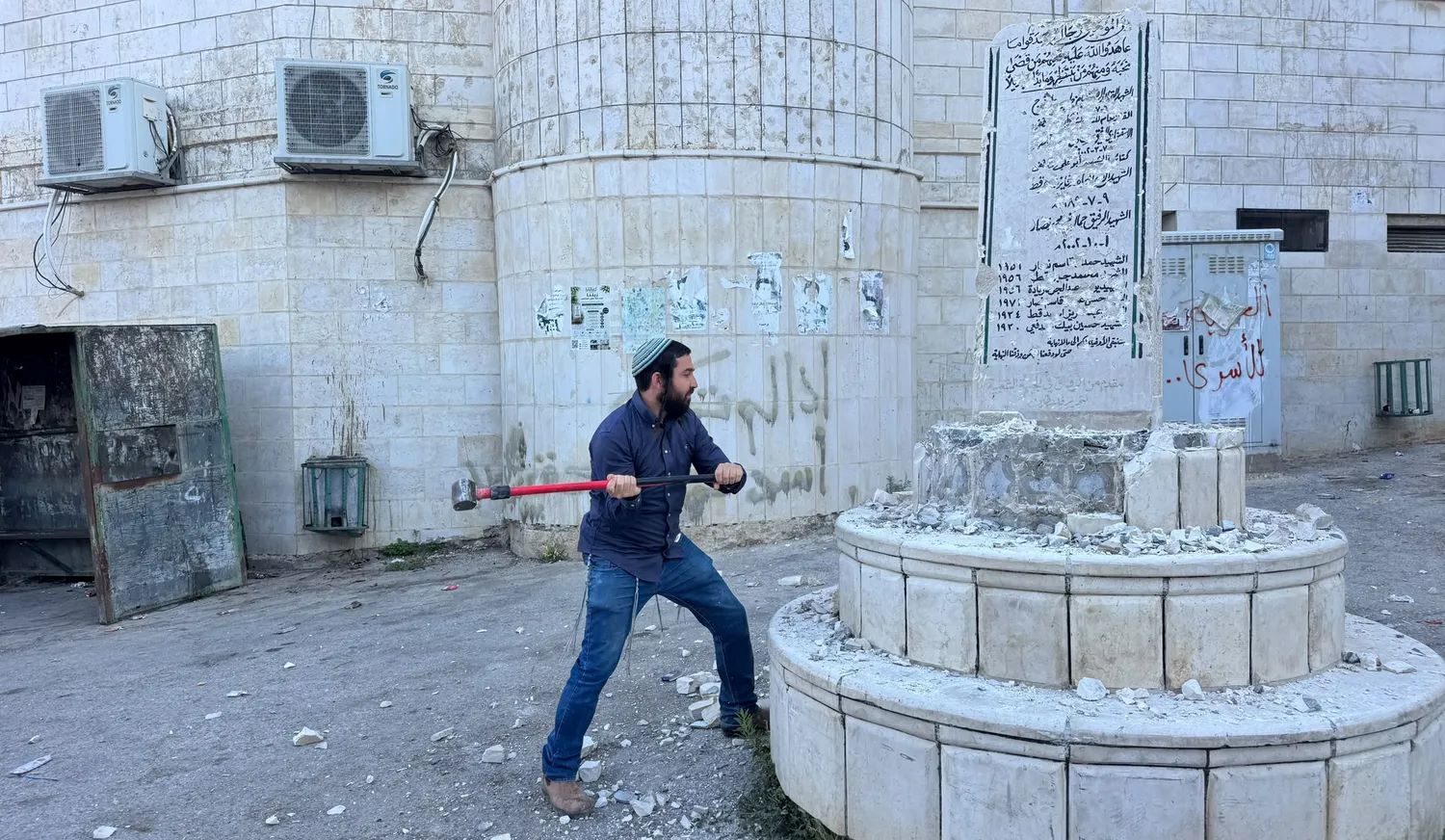 Δυτική Όχθη: Βίντεο με ακροδεξιό Ισραηλινό βουλευτή να καταστρέφει παλαιστινιακό μνημείο – Τον περιφρορούσαν οι IDF