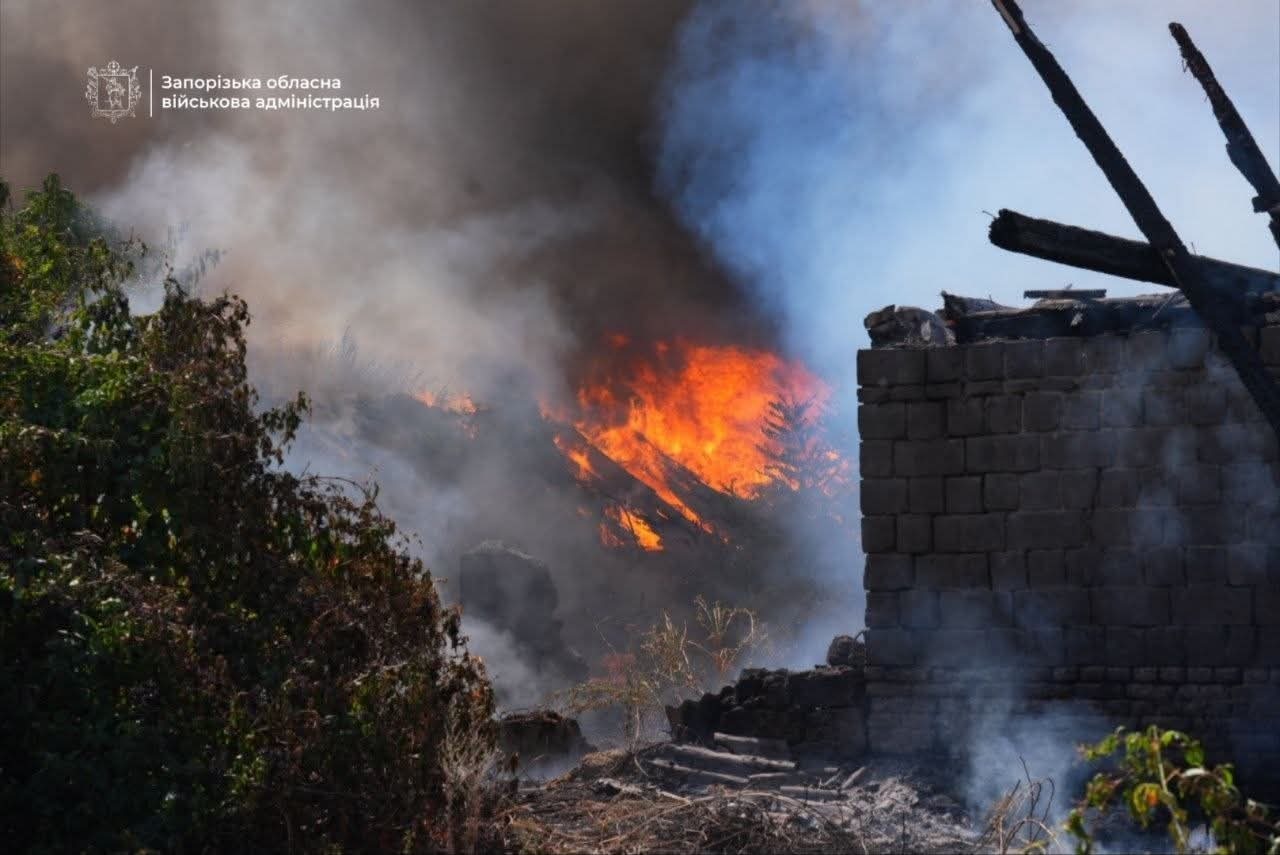 Καπνοί υψώνονται από κτίριο που καταστράφηκε κατά τη διάρκεια ρωσικής επίθεσης στη Ζαπορίζια. Πηγή: Περιφερειακή Στρατιωτική Διοίκηση Ζαπορίζια