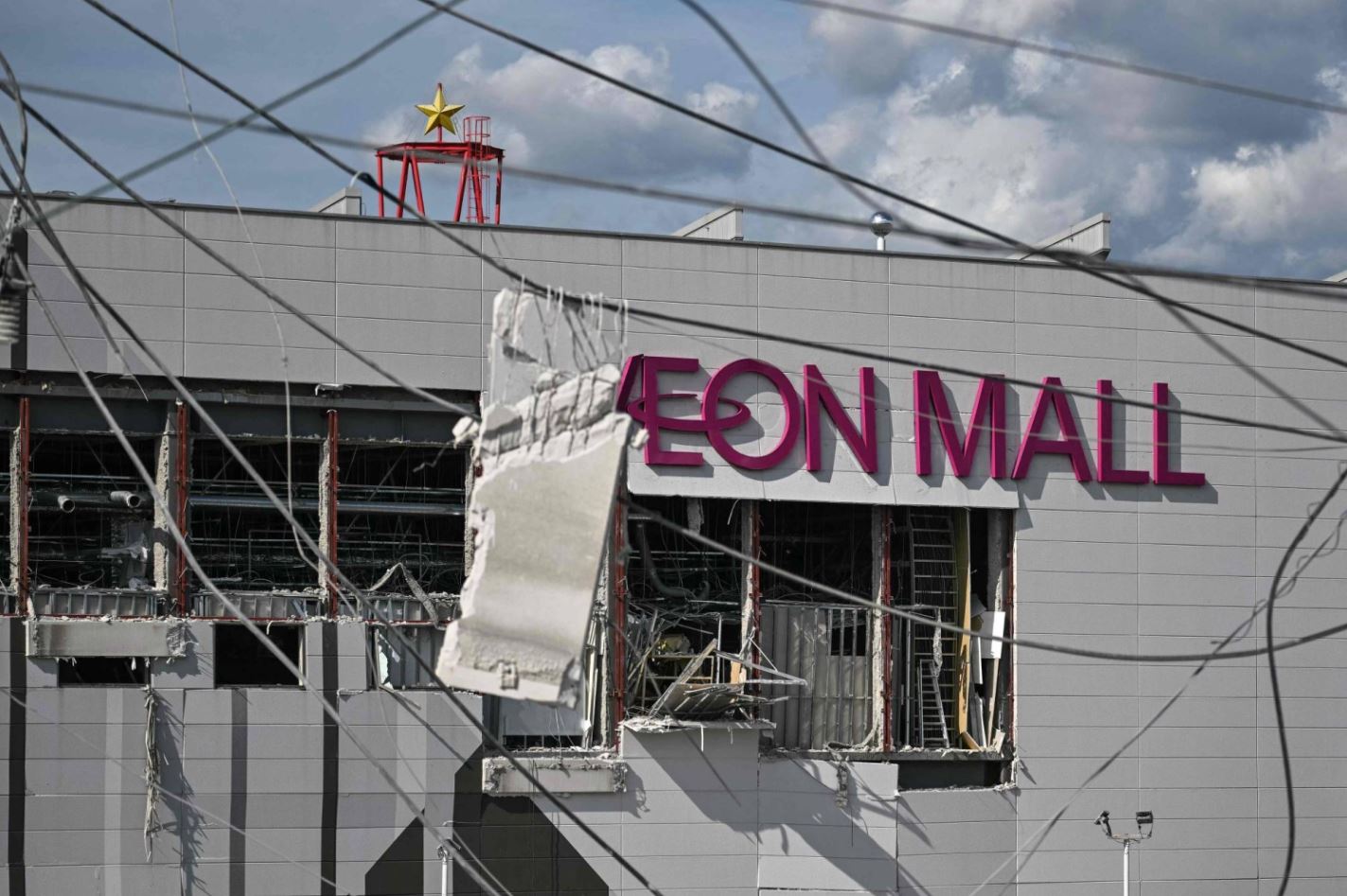 Οι εκτεταμένες ζημιές στο εμπορικό κέντρο Aeon Mall στην Κασίμα της επαρχίας Κουμαμότο, μετά τον σεισμό των 7,1 Ρίχτερ. (AFP-JIJI)