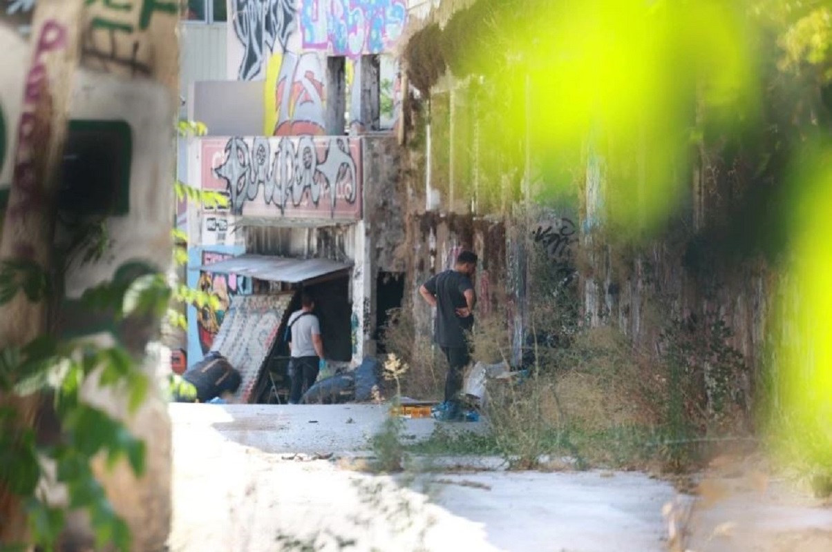Αστυνομικοί στο κτίριο όπου εντοπίστηκε η βαλίτσα με την σορό της Λίζας Ρος. Πηγή: Intime
