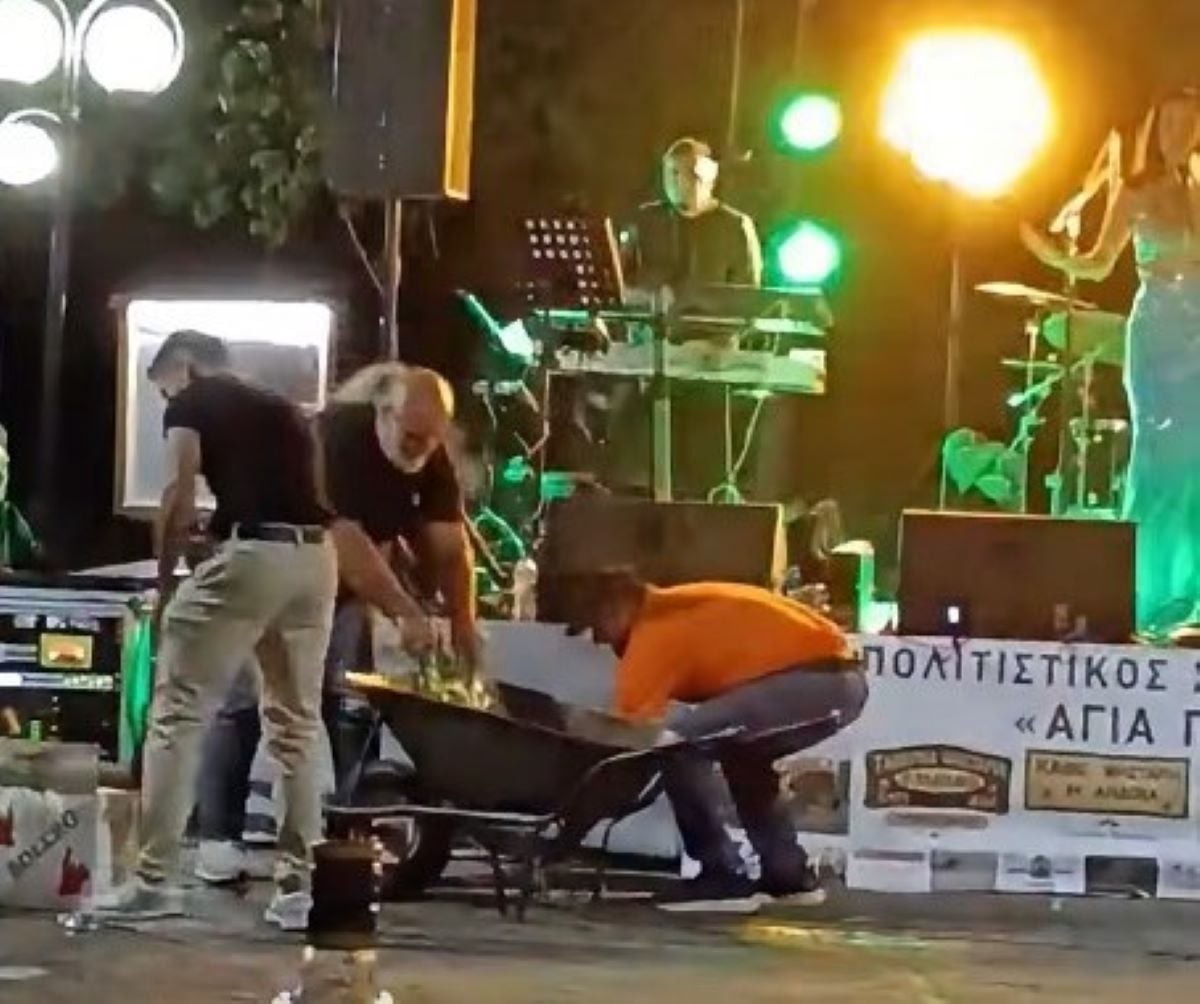 Τρίκαλα: Στην Αηδόνα μαζεύουν τις σαμπάνιες με τα καρότσια οικοδομής – Χαμός σε εκδήλωση – ΒΙΝΤΕΟ