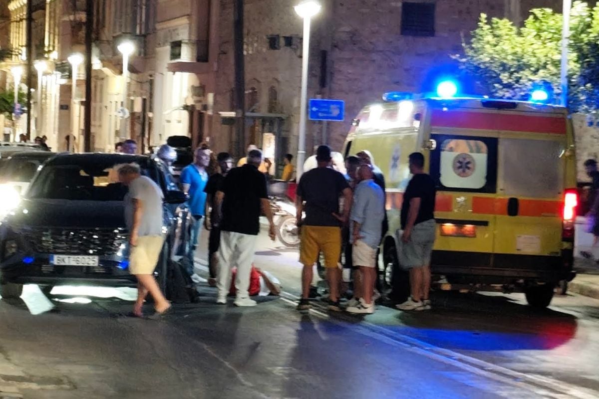 Τροχαίο στη Σύρο: Μηχανή προσέκρουσε σε σταθμευμένα αυτοκίνητα