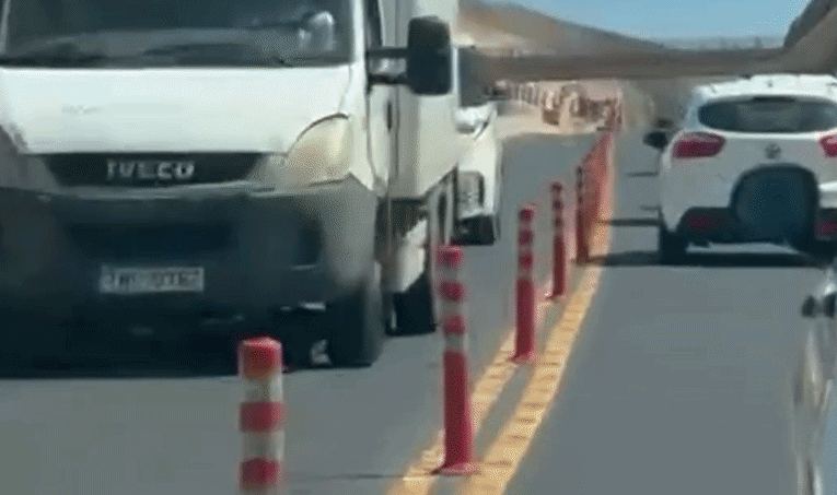 Αδιανόητο περιστατικό στον ΒΟΑΚ: Οδηγός έσπασε τα κολωνάκια για να κάνει προσπέραση – ΒΙΝΤΕΟ