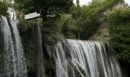 Βίντεο που κόβουν την ανάσα: Εντυπωσιακές βουτιές από τα 20 μέτρα στον καταρράκτη Πλίβα της Βοσνίας