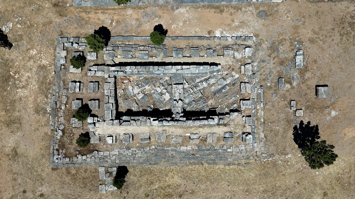 Εναέρια άποψη του ηλικίας περίπου 2.200 ετών Ναού του Μήνα, χτισμένου στο όρος Γέμεν σε υψόμετρο σχεδόν 1.600 μέτρων. Φωτογραφία: Anadolu Agency