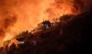 Εφιάλτης στην Κροατία: Φωτιά εισέβαλε στο τουριστικό θέρετρο Όμις – Εκκένωση 1.000 κατοίκων, 1 νεκρός και τουλάχιστον 36 τραυματίες