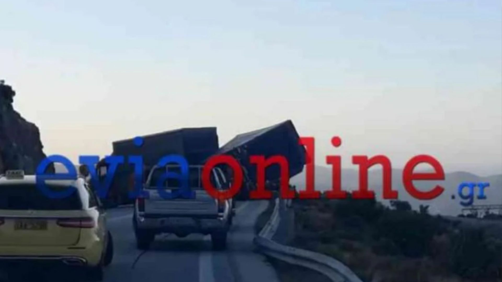 Εύβοια: Ισχυροί άνεμοι «σήκωσαν» νταλίκα στον δρόμο προς την Κάρυστο – Ασφαλής ο οδηγός