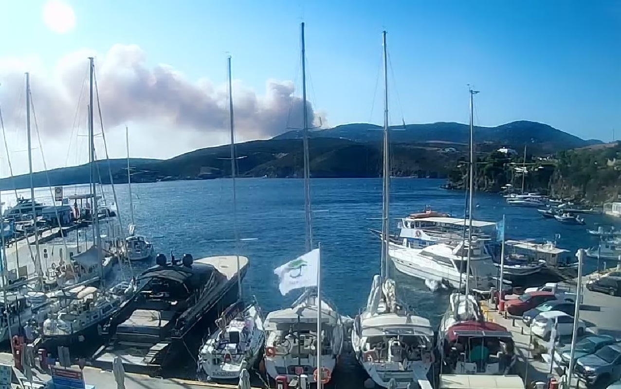 Φωτιά στη Σκύρο: Νέο μήνυμα από το 112 – Εκκενώνεται και η περιοχή Πεύκο