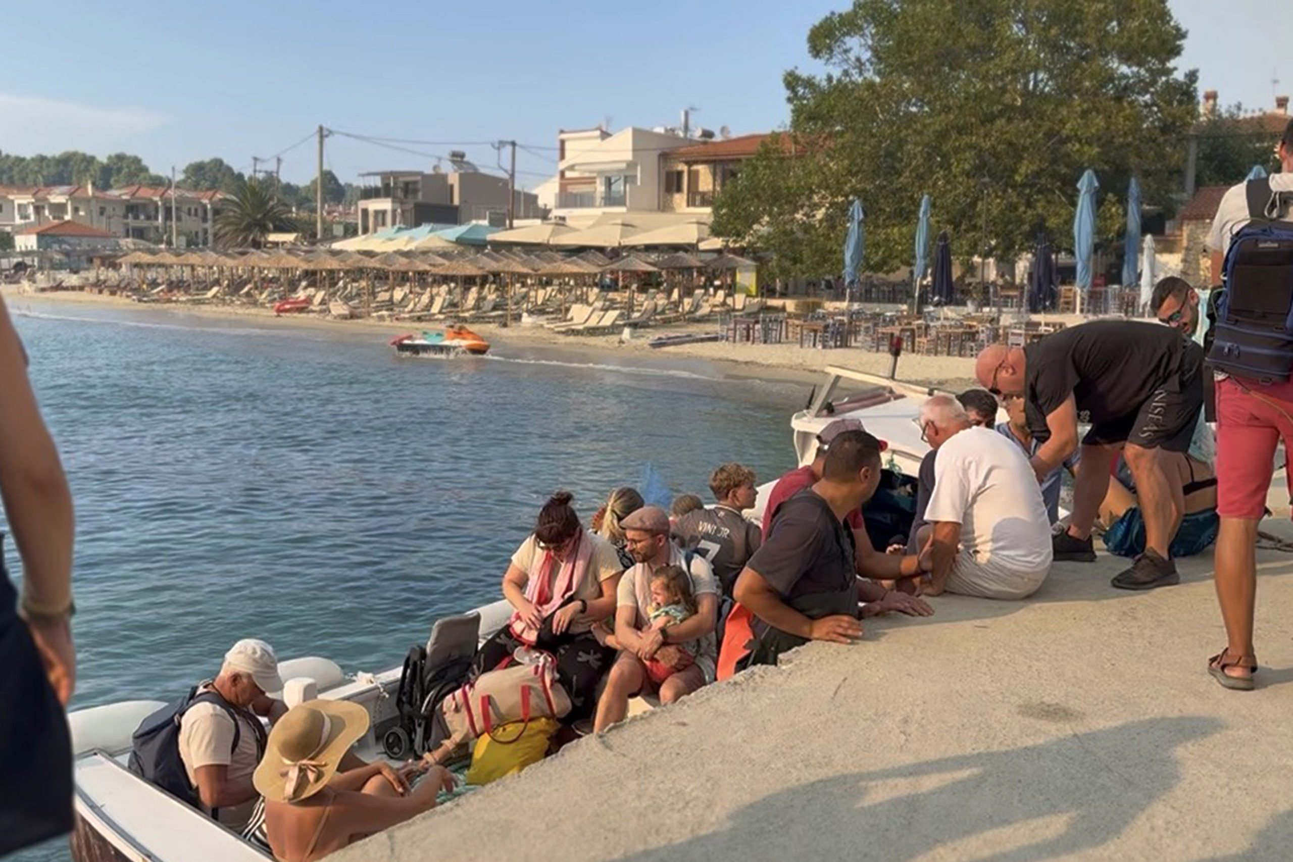 Φωτιά στη Χαλκιδική: Τουλάχιστον 480 άτομα απεγλωβίστηκαν από το λιμενικό από την παραλία Σίβηρης Χαλκιδικής – ΦΩΤΟ και ΒΙΝΤΕΟ